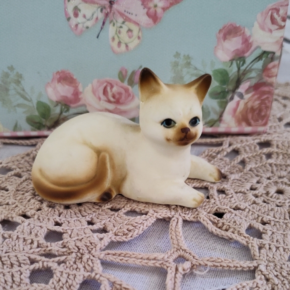 Charming Vintage Cream and Brown Cat Figurine - Picture 1 of 2